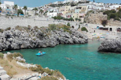 Esce dall’acqua e si sente male, turista 77enne muore in spiaggia nel Salento: inutili i soccorsi