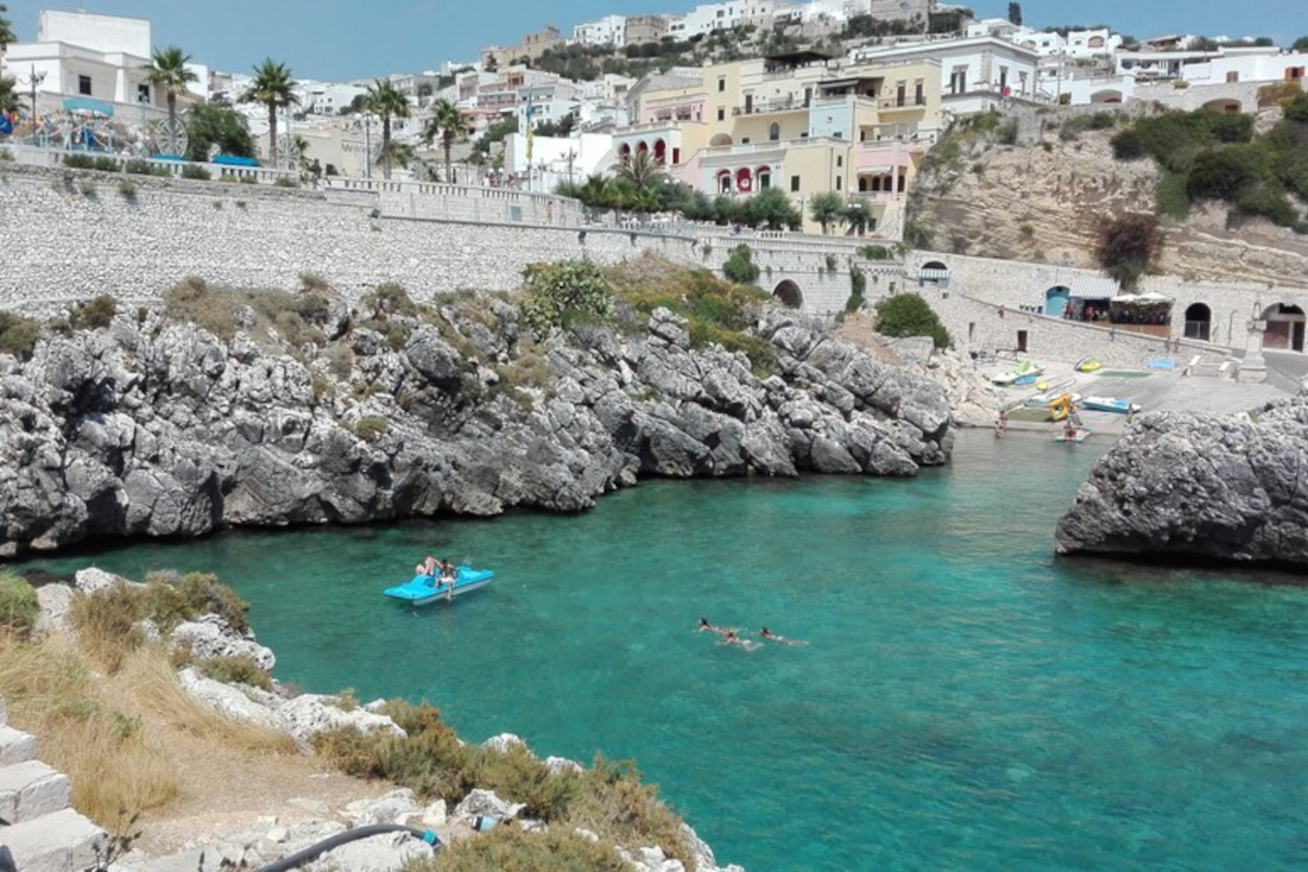 Esce dall’acqua e si sente male, turista 77enne muore in spiaggia nel Salento: inutili i soccorsi Esce dall’acqua e si sente male, turista 77enne muore in spiaggia nel Salento: inutili i soccorsi