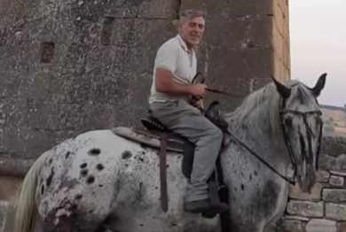 Rocchetta Sant’Antonio: 56enne a lavoro, in posta e al dentista a cavallo contro il caro-carburante