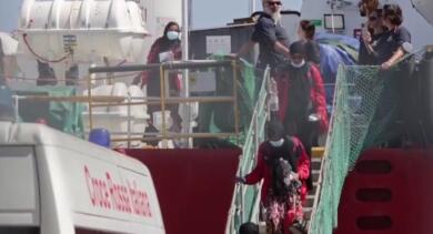 Migranti sbarcati a Bari, trasferiti in strutture indicate dal ministero dell’Interno: i minori soli sono 32