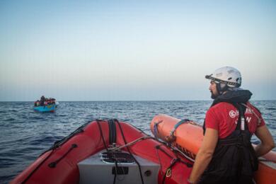 Migranti, la Life Support di Emergency naviga verso Bari: a bordo 48 persone. Sbarcheranno giovedì – VIDEO