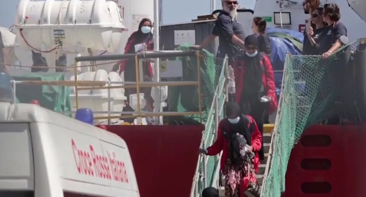 Migranti sbarcati a Bari, trasferiti in strutture indicate dal ministero dell’Interno: i minori soli sono 32 Migranti sbarcati a Bari, trasferiti in strutture indicate dal ministero dell’Interno: i minori soli sono 32