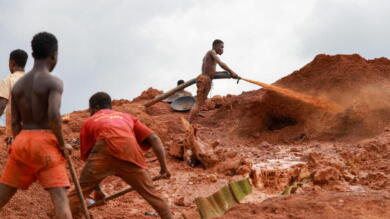 Cede una miniera d’oro in Camerun: 30 vittime e decine dispersi sotto le macerie