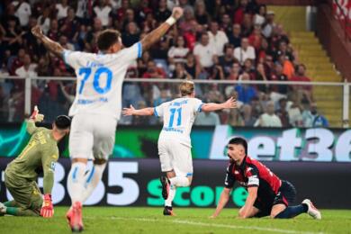 Serie A, il nuovo Napoli di Allegri fa 2-0 a Marassi. Il Cagliari batte di misura il Parma 1-0