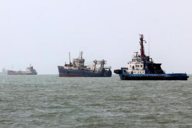 Stretto di Hormuz: nave colpita da un proiettile, la minaccia di Teheran sul blocco del transito