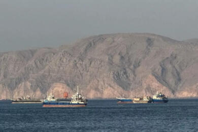 Ancora tensioni nello Stretto di Hormuz: missile colpisce nave emiratina, Teheran detta le condizioni per la riapertura