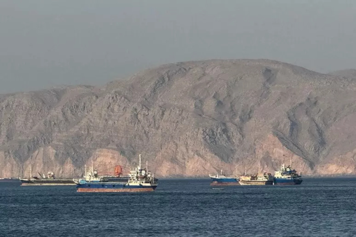 Ancora tensioni nello Stretto di Hormuz: missile colpisce nave emiratina, Teheran detta le condizioni per la riapertura Ancora tensioni nello Stretto di Hormuz: missile colpisce nave emiratina, Teheran detta le condizioni per la riapertura