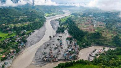 Nepal, il bilancio sale a 475 vittime e circa 2400 dispersi: 100 lavoratori bloccati in un tunnel
