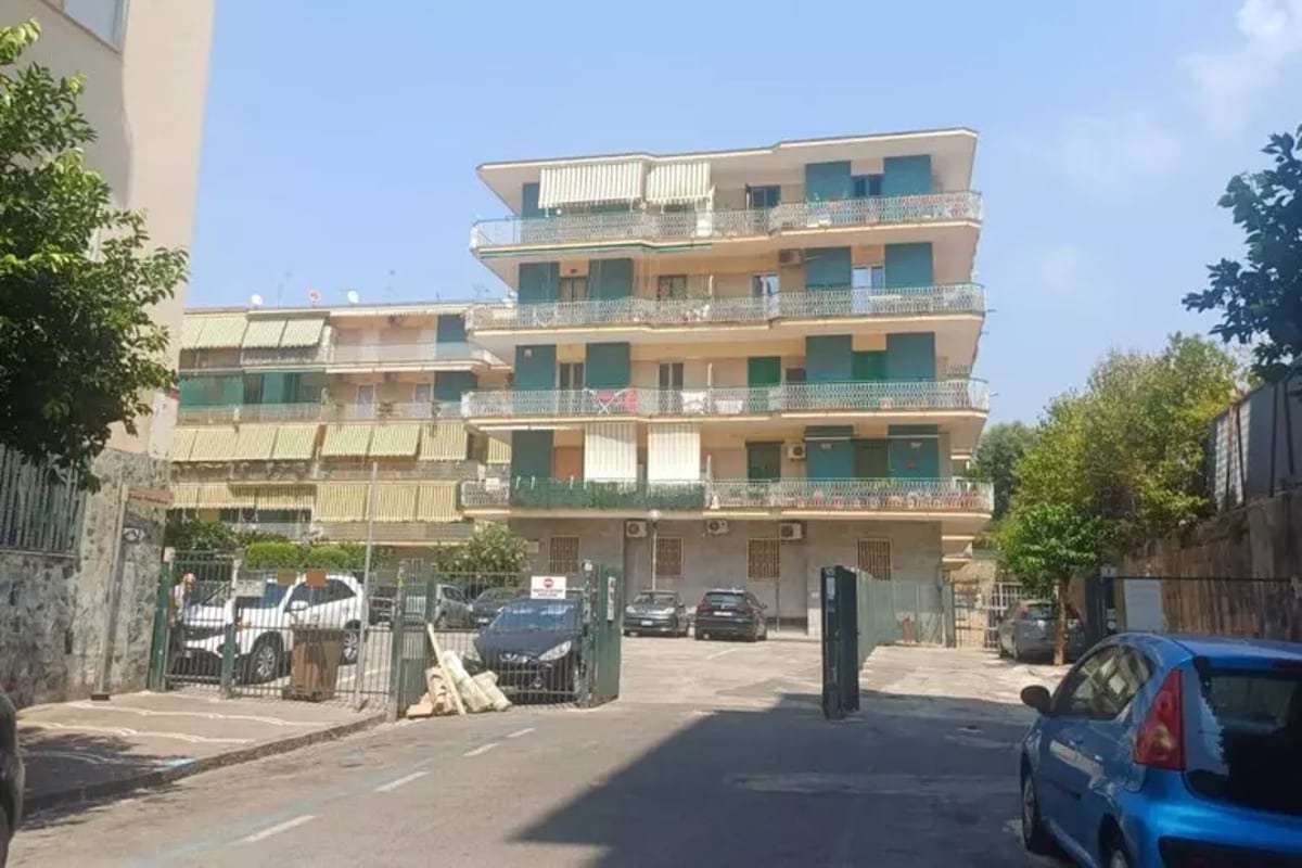 Portici, un’anziana e un uomo di 43 anni trovati morti in casa: sarebbero nonna e nipote Portici, un’anziana e un uomo di 43 anni trovati morti in casa: sarebbero nonna e nipote