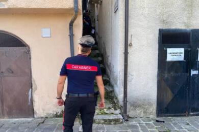 Tragedia a Tito, 57enne uccisa in casa con grave trauma facciale: arrestato il figlio dopo la confessione