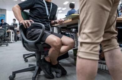 Pantaloncini e gonne corte in ufficio, la decisione dell’Arca Puglia per combattere il caldo e afa