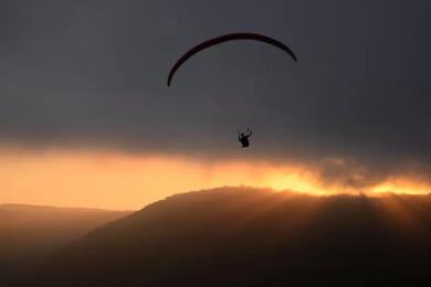 Giovane migrante muore precipitando dal parapendio poco prima dell’atterraggio nel tentativo di raggiungere Ceuta