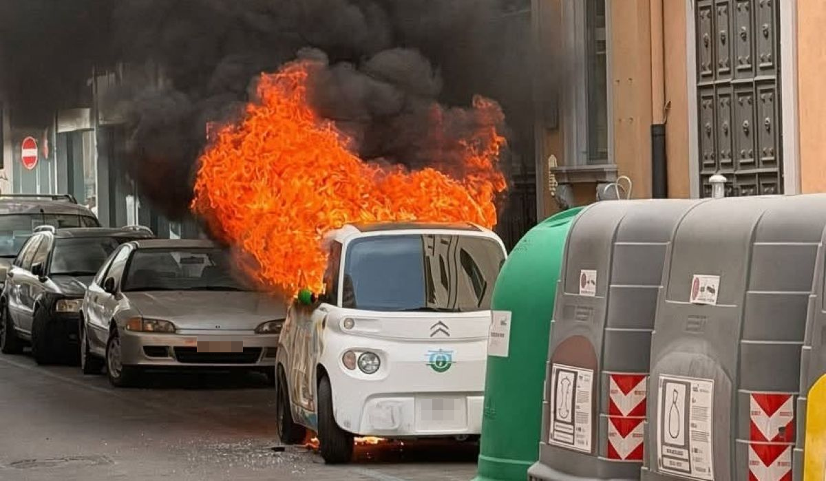 Minicar Pikyrent in fiamme in centro a Bari: la società denuncia il dolo e valuta l’addio alla città Minicar Pikyrent in fiamme in centro a Bari: la società denuncia il dolo e valuta l’addio alla città