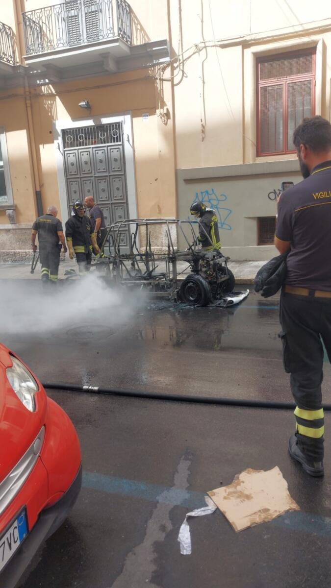 Minicar Pikyrent in fiamme in centro a Bari: la società denuncia il dolo e valuta l’addio alla città Minicar Pikyrent in fiamme in centro a Bari: la società denuncia il dolo e valuta l’addio alla città