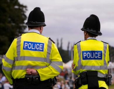 Paura a Londra, donna aggredisce quattro uomini con le forbici a Covent Garden