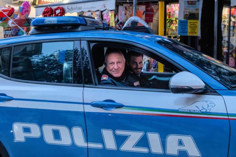 poliziotti salvano un cane