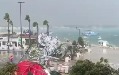 Violenta tromba d’aria e allagamenti a Porto Cesareo: crollano le luminarie, devastato un lido – VIDEO