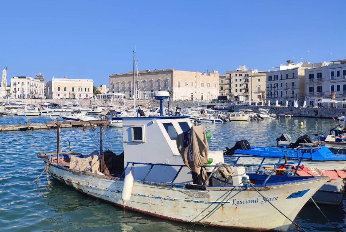 Tensione al porto di Trani, scopre il compagno in barca con un’altra: interviene la Polizia tra grida e danni Tensione al porto di Trani, scopre il compagno in barca con un’altra: interviene la Polizia tra grida e danni