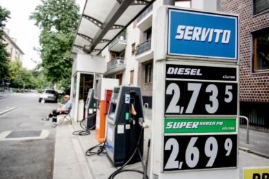 Caro carburanti, lo sconto sul diesel prorogato fino al 25 agosto: l’opposizione attacca