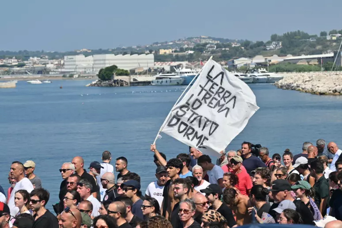 Senza acqua ai Campi Flegrei, la protesta dei cittadini di Pozzuoli blocca il porto: «Vogliamo incontrare Piantedosi» Senza acqua ai Campi Flegrei, la protesta dei cittadini di Pozzuoli blocca il porto: «Vogliamo incontrare Piantedosi»
