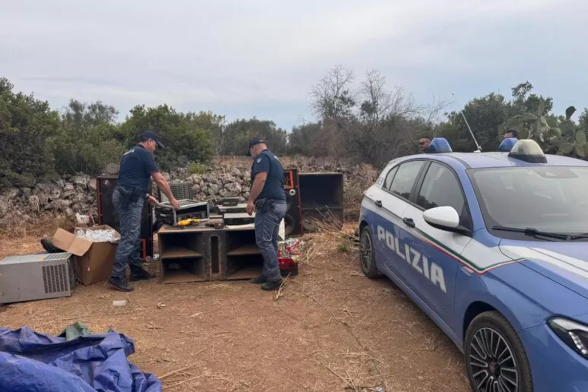 Rave party non autorizzato nelle campagne di Oria, blitz delle forze dell’ordine: 400 identificati Rave party non autorizzato nelle campagne di Oria, blitz delle forze dell’ordine: 400 identificati