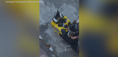 Napoli, rider mangia il cibo ordinato dal cliente prima della consegna – VIDEO