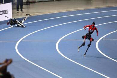 Pechino, il robot umanoide cinese corre i 100 metri in 9”32 e supera il primato di Usain Bolt