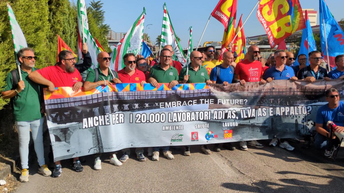 Ex Ilva, via allo sciopero di otto ore: a Taranto i lavoratori presidiano la strada statale 100 – VIDEO