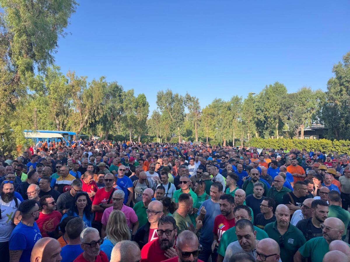 Ex Ilva, via allo sciopero di otto ore: a Taranto i lavoratori presidiano la strada statale 100 – VIDEO Ex Ilva, via allo sciopero di otto ore: a Taranto i lavoratori presidiano la strada statale 100 – VIDEO