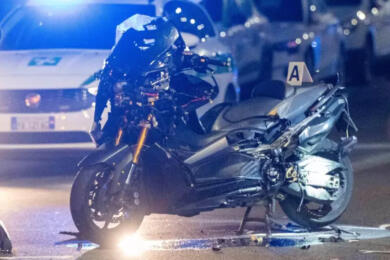 Vede un uomo aiutare la ex, lo scambia per un rivale e lo uccide investendolo