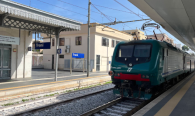 Incendio vicino ai binari a Trani: sospesa la circolazione ferroviaria sulla linea Foggia-Bari