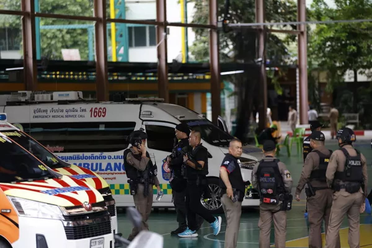 Strage in Thailandia, 14enne spara e uccide i nonni, tre insegnanti e tre compagni di scuola: poi si toglie la vita Strage in Thailandia, 14enne spara e uccide i nonni, tre insegnanti e tre compagni di scuola: poi si toglie la vita