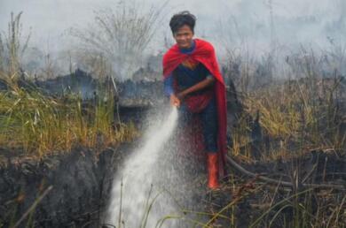 Indonesia, a 17 anni combatte gli incendi con il costume da Superman: ecco l'”Eroe della foresta” – VIDEO