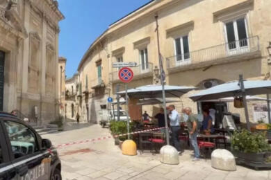 Lecce, minaccia i passanti con un coltello e danneggia le vetrine: un giovane fermato col taser – VIDEO