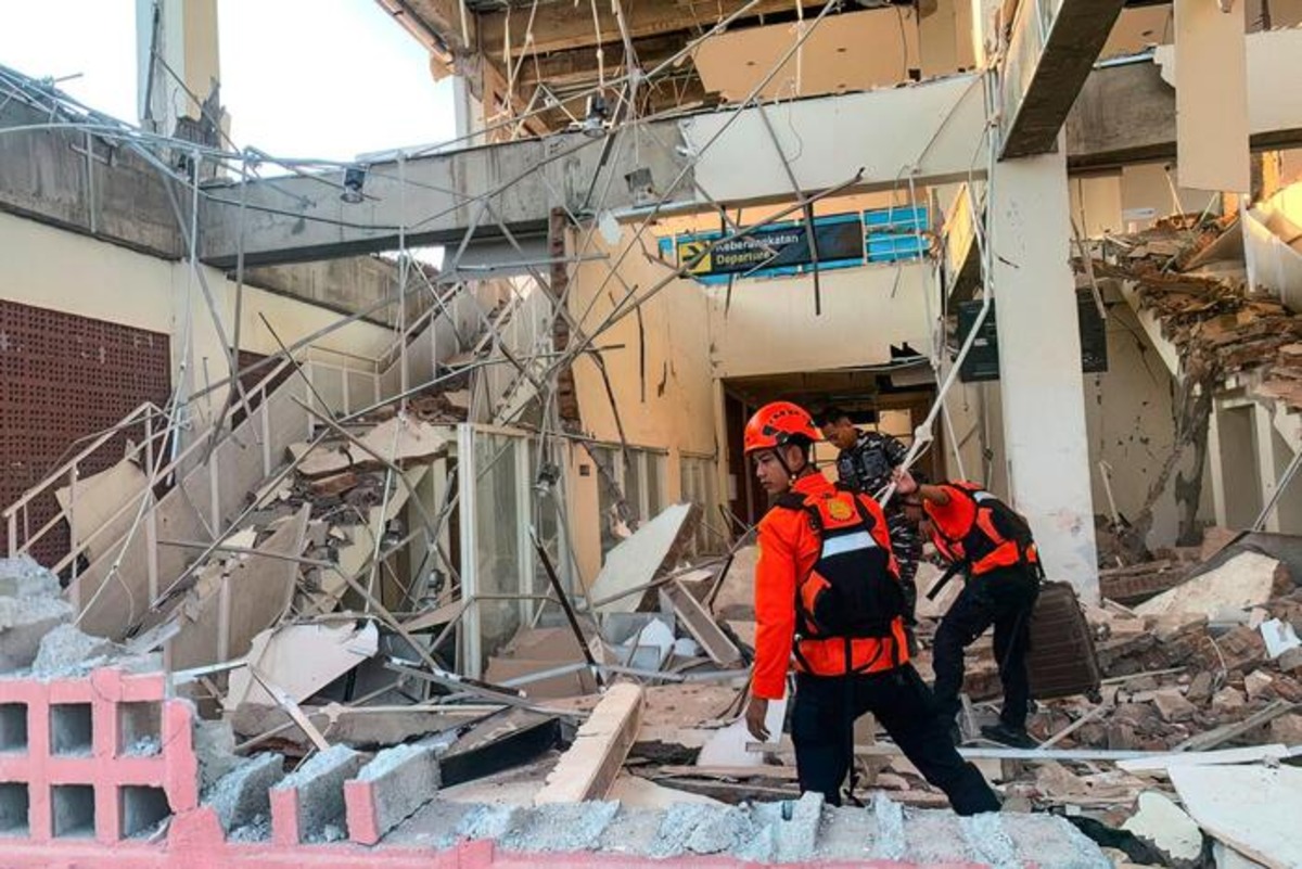 Violento terremoto in Indonesia: scossa di magnitudo 7.7, decine di morti ed edifici distrutti Violento terremoto in Indonesia: scossa di magnitudo 7.7, decine di morti ed edifici distrutti