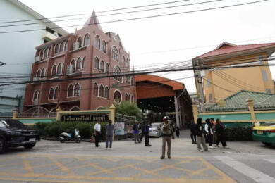 Thailandia, ex parlamentare spara a un funzionario e lo annuncia in diretta sul web: due feriti gravi