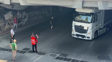 Taranto, tir incastrato nel sottovia: traffico in tilt. Sul posto polizia locale e carabinieri