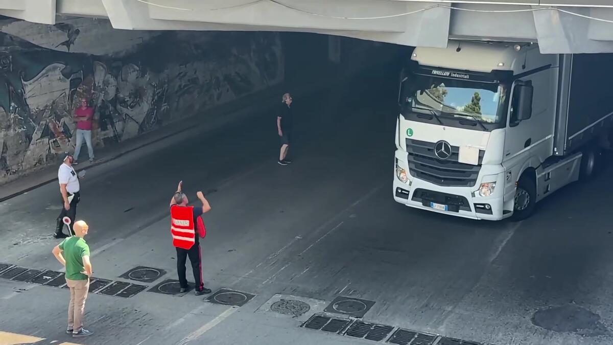 Taranto, tir incastrato nel sottovia: traffico in tilt. Sul posto polizia locale e carabinieri Taranto, tir incastrato nel sottovia: traffico in tilt. Sul posto polizia locale e carabinieri