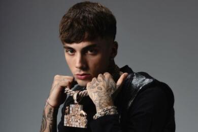 Il rapper “Tony Boy” arrestato per droga e pistola in casa: fa una live durante la perquisizione