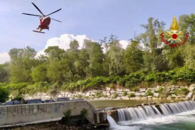 Ciclista viene travolto dalla piena di un torrente nel Biellese, ricerche in corso