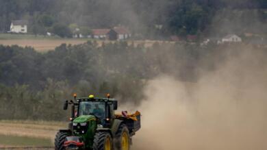 Tragedia a Diano d’Alba: trattore si ribalta in un’azienda agricola, muore una 22enne