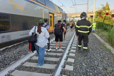 Treno investe due mucche e deraglia: nessun ferito, circolazione sulla Roma-Firenze sospesa e ritardi