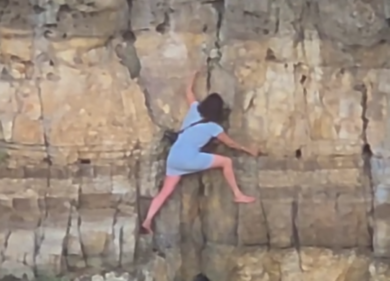 Follia a Polignano: turista resta bloccata sulla roccia lasciando col fiato sospeso decine di bagnanti – VIDEO