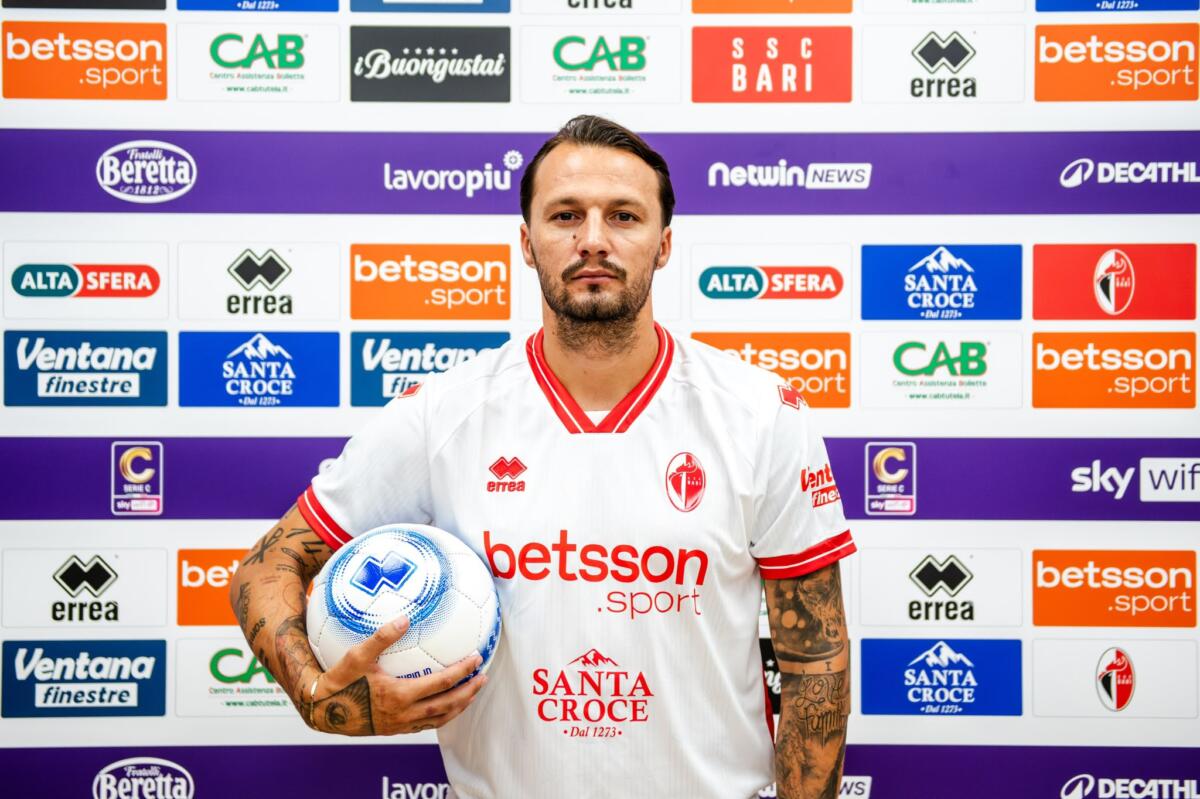 Ssc Bari, continua il calciomercato in entrata: ecco il terzino rumeno classe ’92 Vasile Mogoș Ssc Bari, continua il calciomercato in entrata: ecco il terzino rumeno classe ’92 Vasile Mogoș