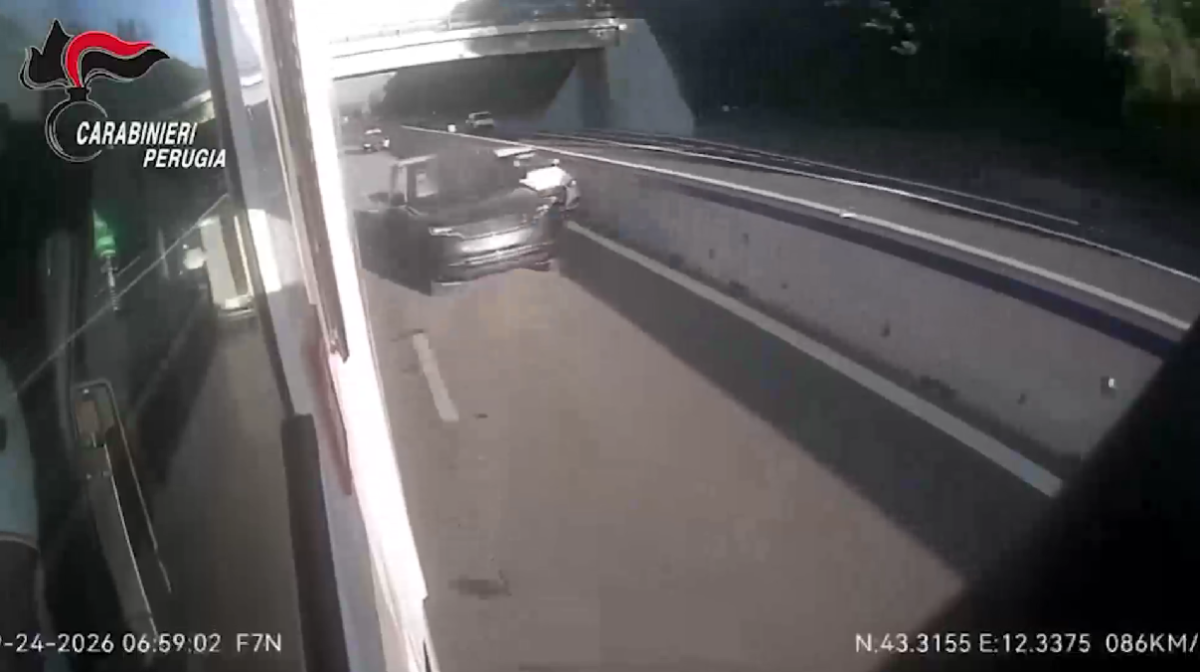Follia sulla E45: 14enne sperona un’auto con un suv rubato, fugge all’alt e ferisce i carabinieri – VIDEO