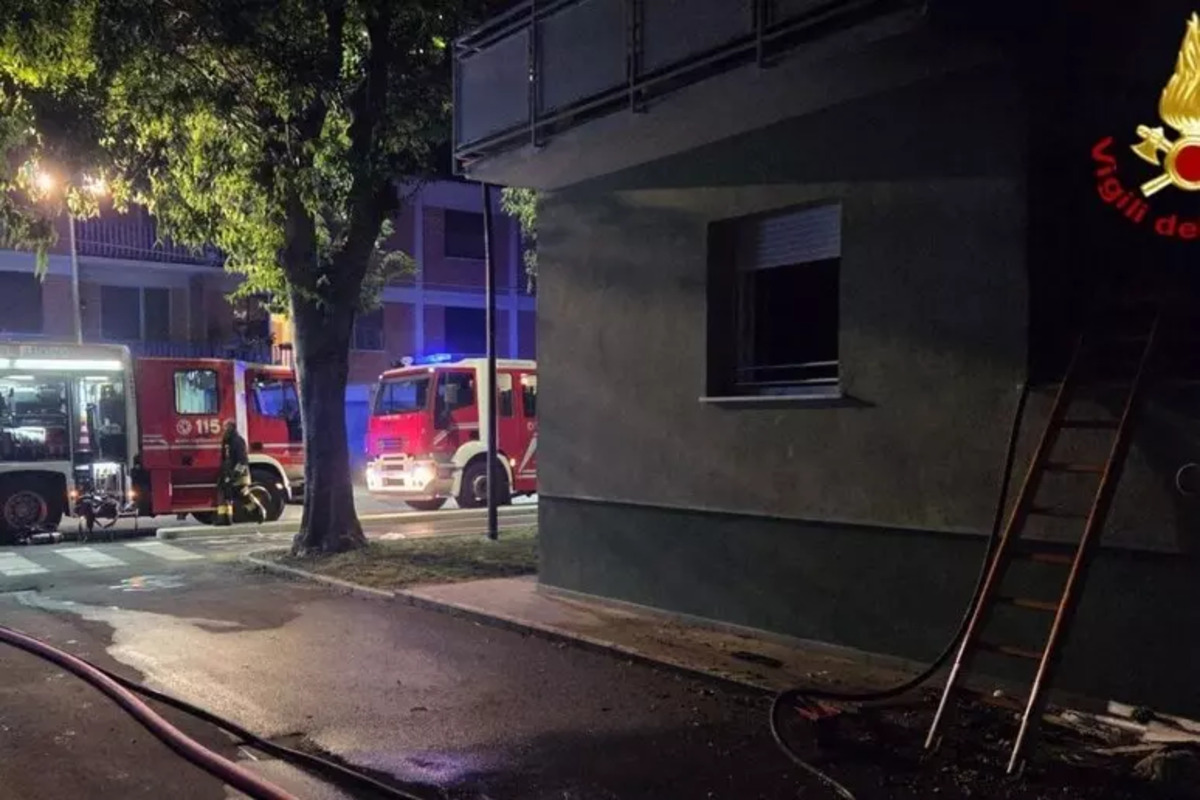 Lucca, un palazzo prende fuoco nella notte: due morti e 13 feriti Lucca, un palazzo prende fuoco nella notte: due morti e 13 feriti