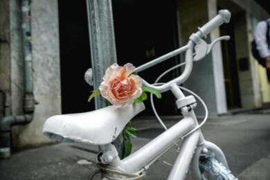 Bimbo investito e ucciso in bici: a Torino in 300 formano una “ciclabile umana” per il piccolo Nicolò