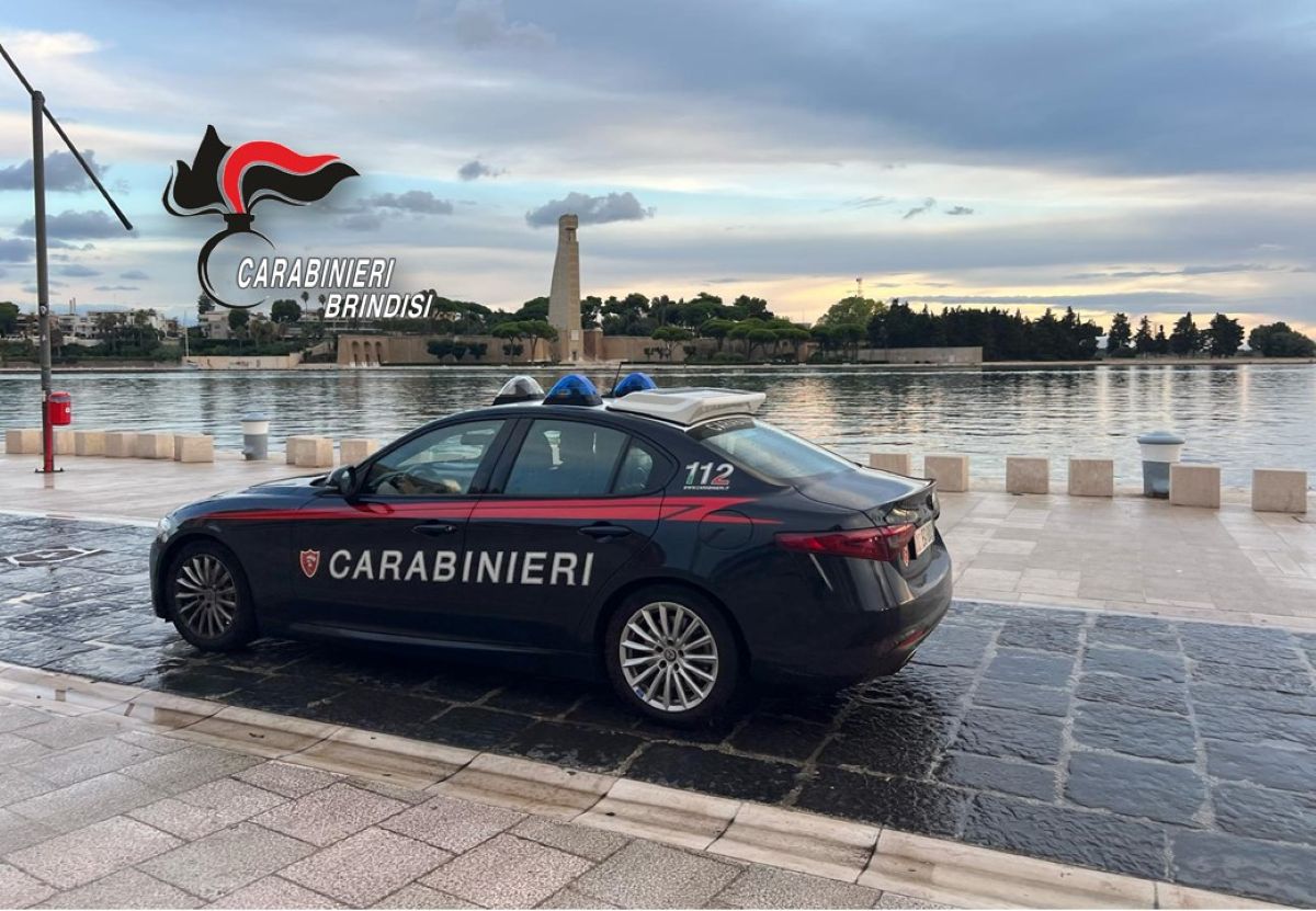 Brindisi, un uomo in pericolo di vita salvato dai carabinieri: l’allarme lanciato dalla compagna Brindisi, un uomo in pericolo di vita salvato dai carabinieri: l’allarme lanciato dalla compagna