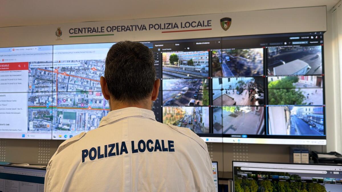 Primo giorno di scuola a Bari, la città supera la prova traffico: Leccese nella centrale della Polizia Locale Primo giorno di scuola a Bari, la città supera la prova traffico: Leccese nella centrale della Polizia Locale