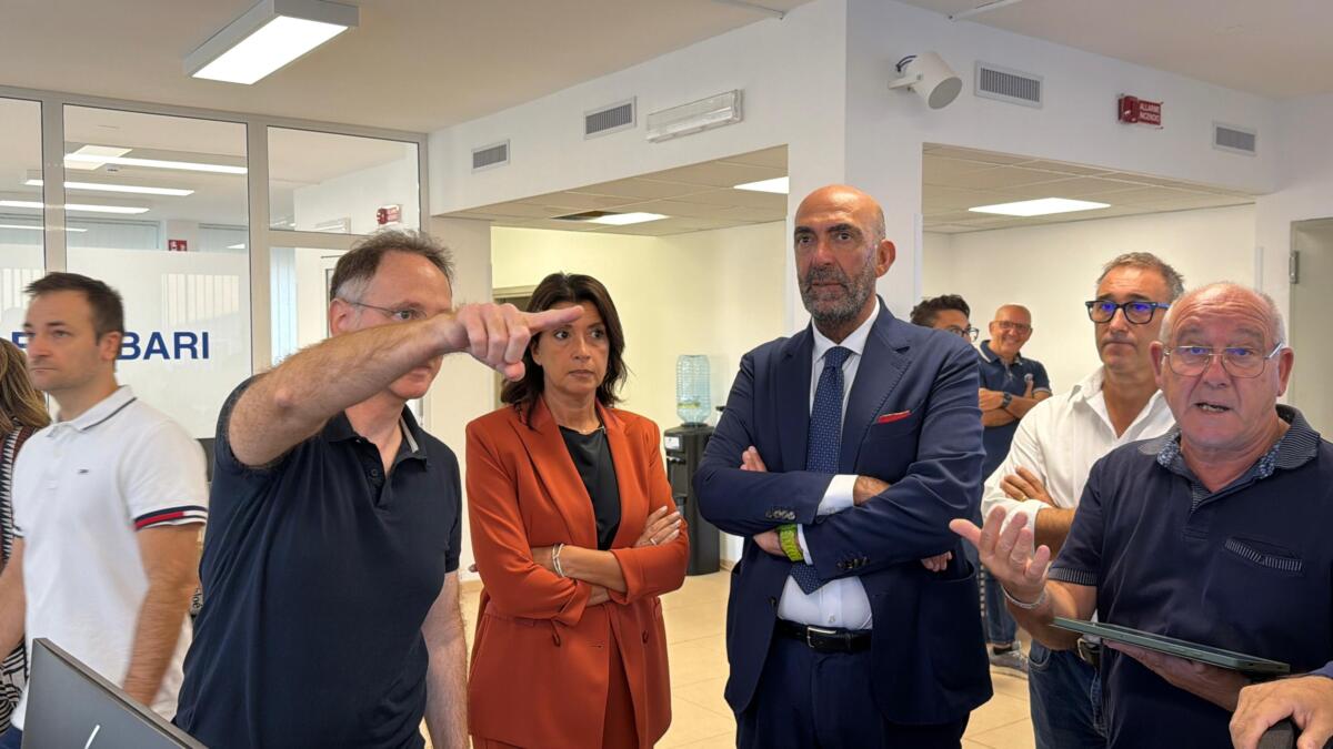 Primo giorno di scuola a Bari, la città supera la prova traffico: Leccese nella centrale della Polizia Locale Primo giorno di scuola a Bari, la città supera la prova traffico: Leccese nella centrale della Polizia Locale